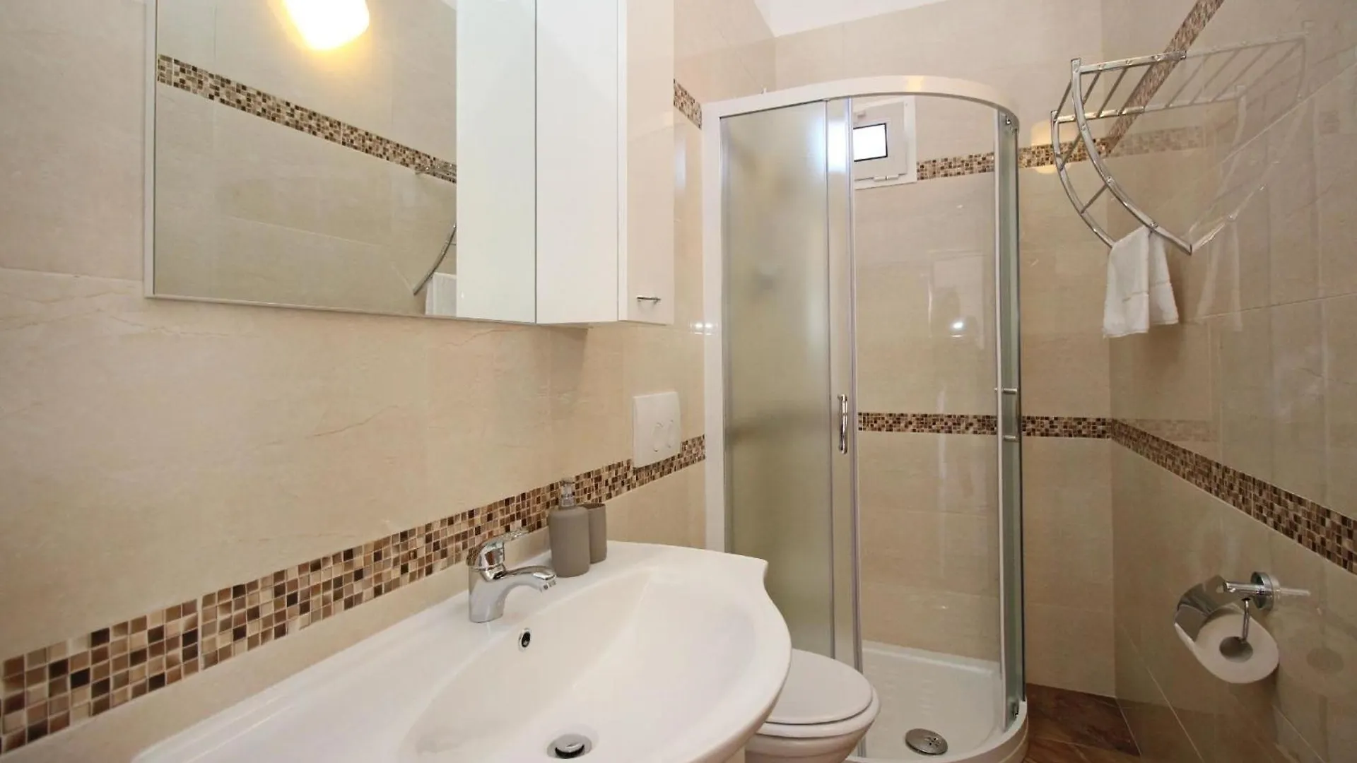 Modern Eingerichtete Apartment Fuer 2 Personen, Klimatisiert, Freie Parkplatz Und Wi-Fi, Grillmoegligkeit Baska