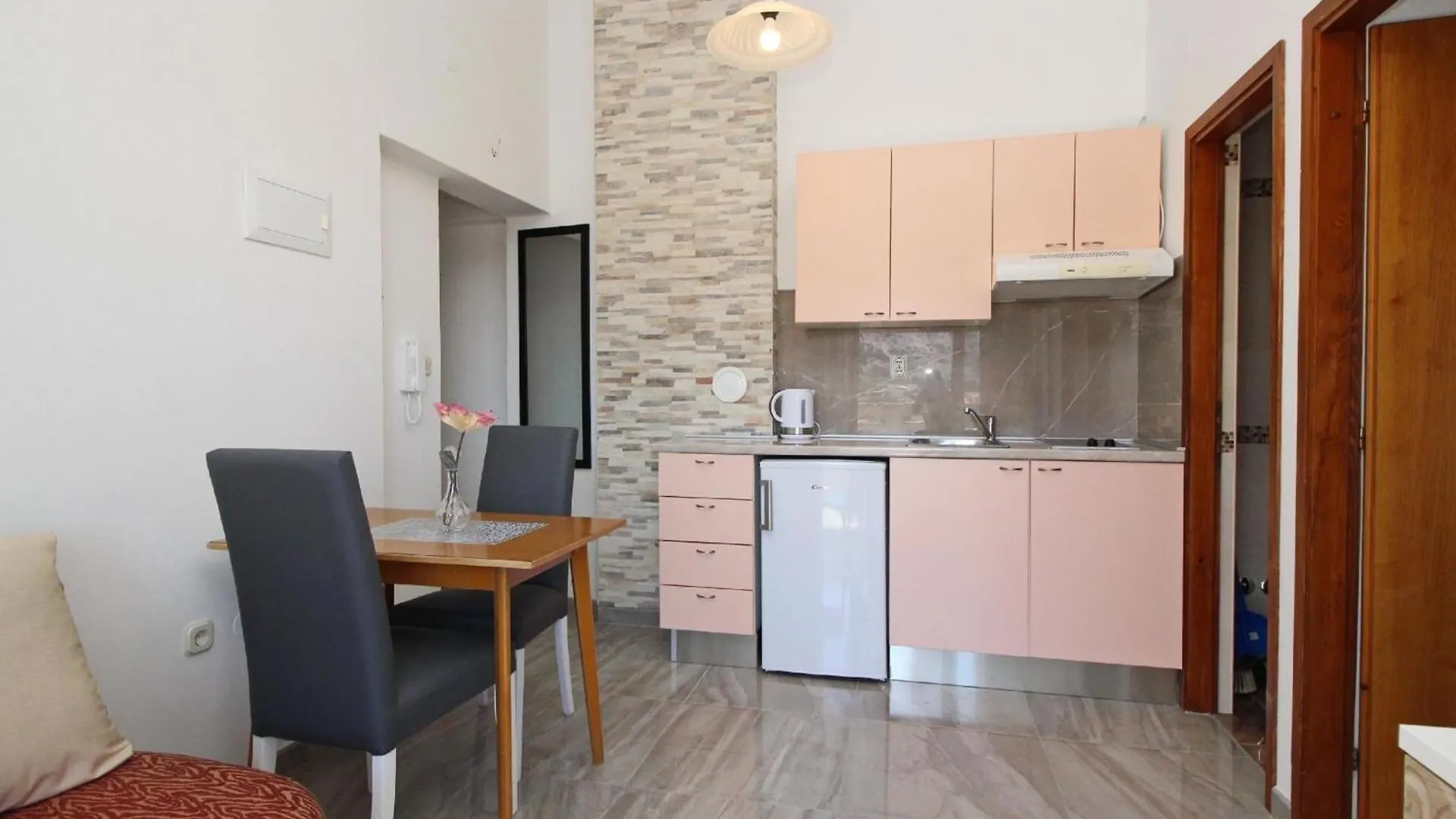 Modern Eingerichtete Apartment Fuer 2 Personen, Klimatisiert, Freie Parkplatz Und Wi-Fi, Grillmoegligkeit Baska