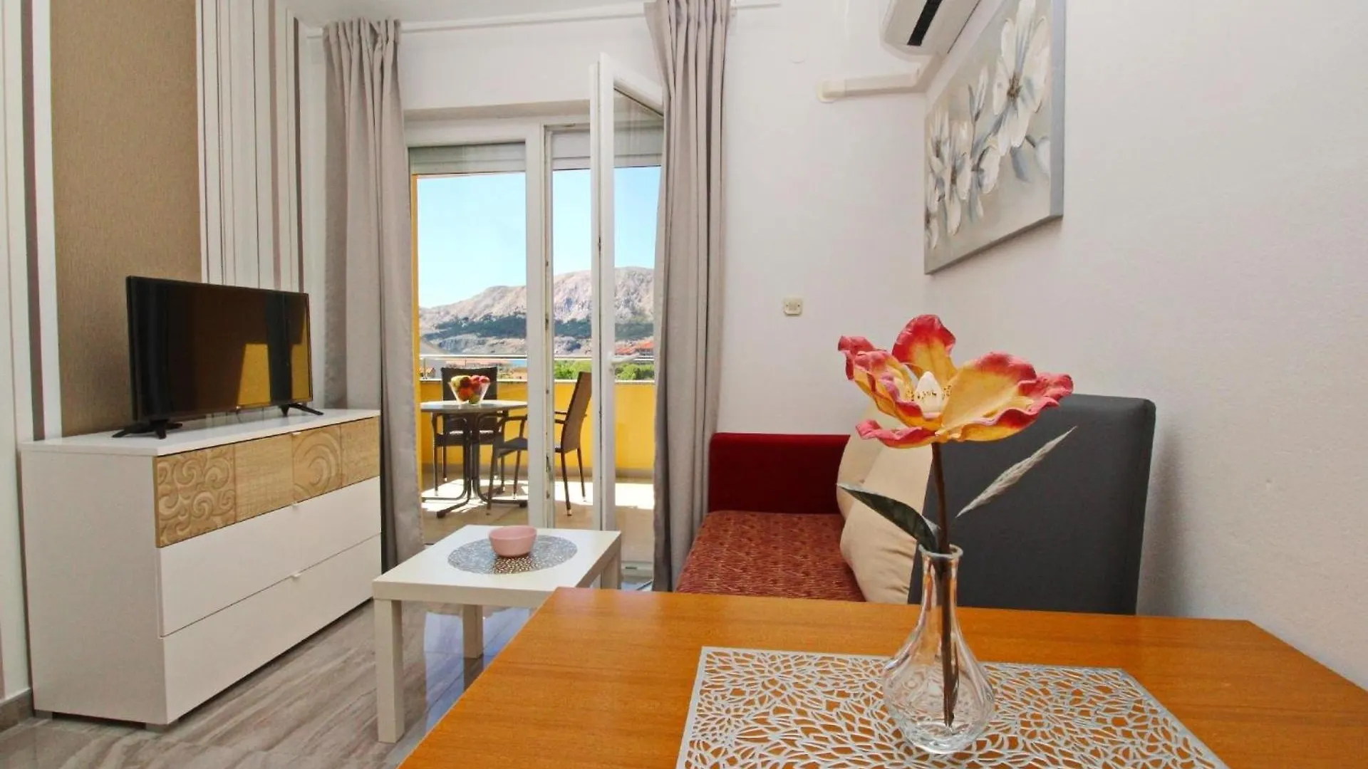 Modern Eingerichtete Apartment Fuer 2 Personen, Klimatisiert, Freie Parkplatz Und Wi-Fi, Grillmoegligkeit Baska
